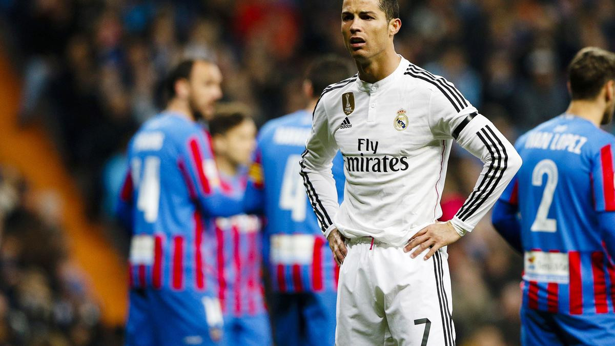 Barcelone Real Madrid Pierre M N S R Agit Au Geste De Cristiano