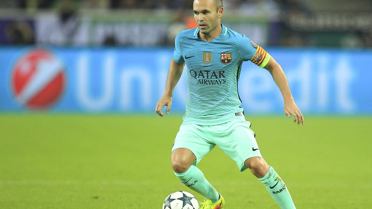 Barcelone Luis Enrique Rend Un Vibrant Hommage Andres Iniesta