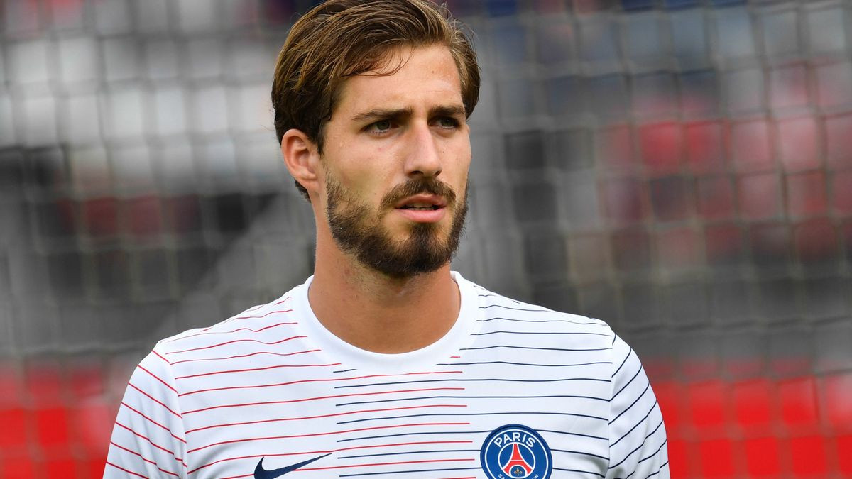 Mercato Psg Leonardo Tape Du Poing Sur La Table Pour Trapp