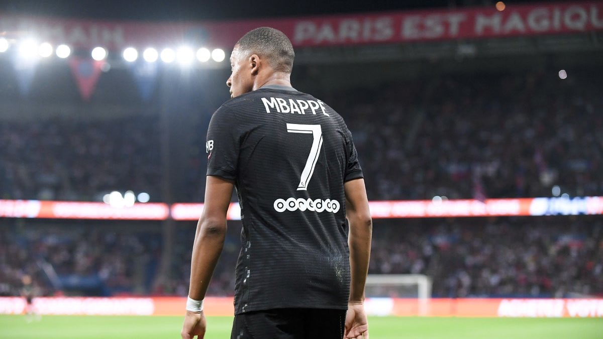 PSG Kylian Mbappé rend hommage à Bernard Tapie Le10sport