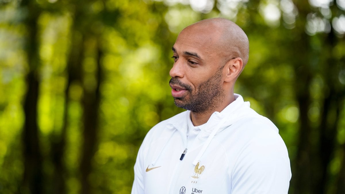 Equipe De France Thierry Henry Est D J Valid Par Son Vestiaire