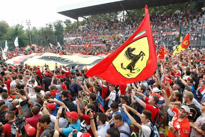 Ferrari Supporters F1 : Des supporters de Ferrari présents pour les 45 ans de Schumacher ...