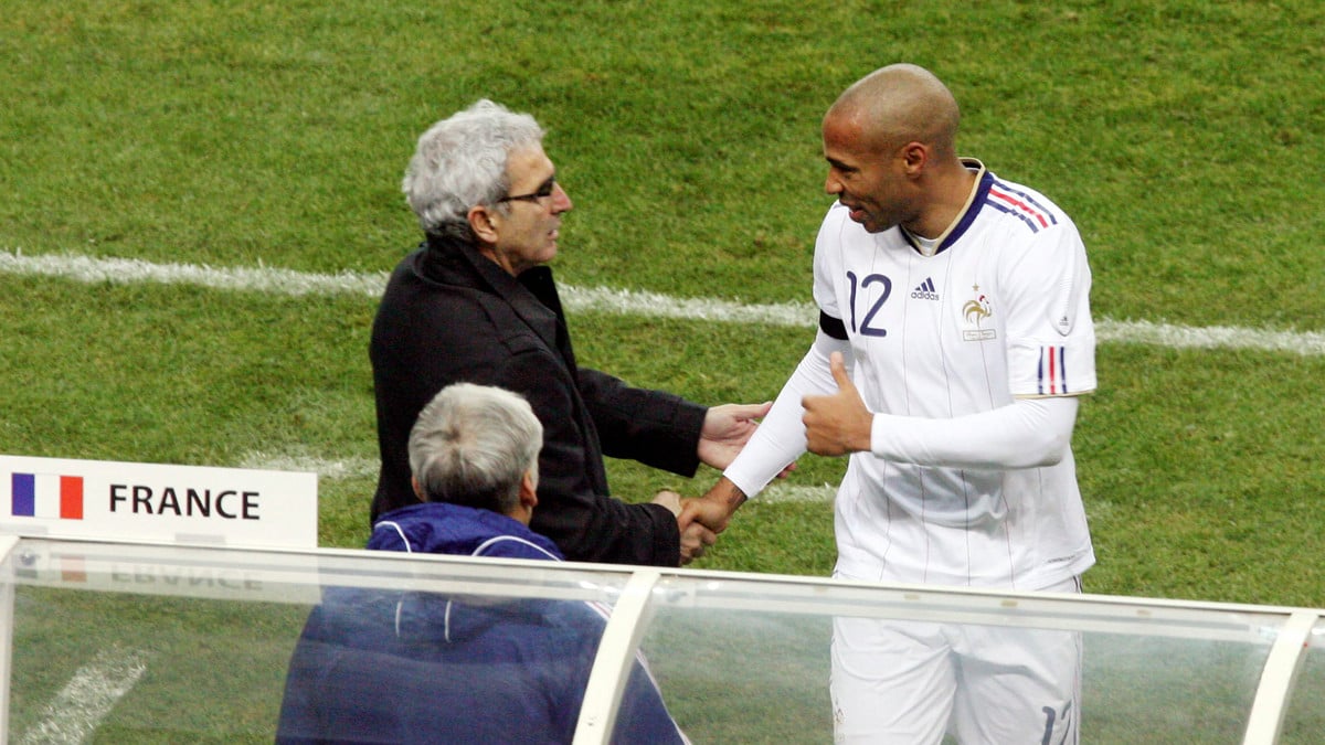 «C'est le problème à Knysna» : La décision de Raymond Domenech avec Thierry Henry qui a tout fait basculer...