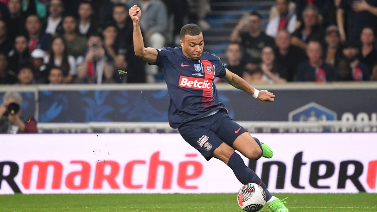 Un attaquant signe au PSG et entre dans l'histoire du club : C'est déjà mieux que Kylian Mbappé !