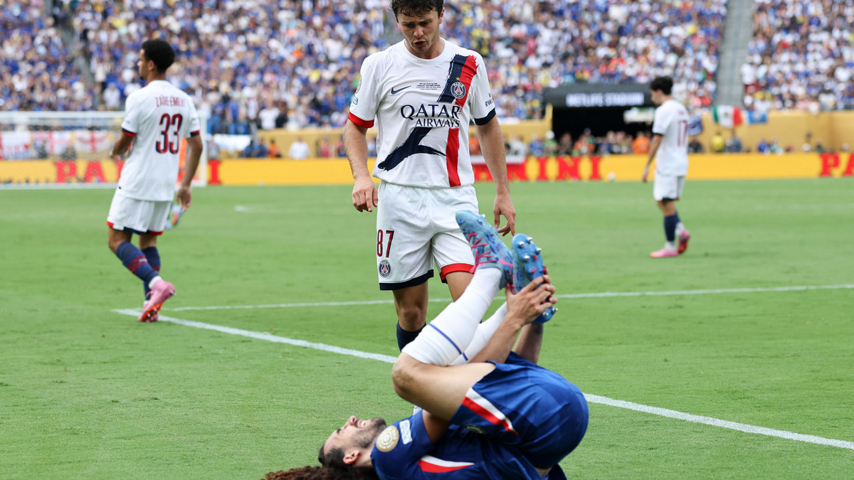 «Tu me dois de l'argent maintenant» : Ce joueur du PSG a tiré les cheveux d'un adversaire pour gagner un pari !