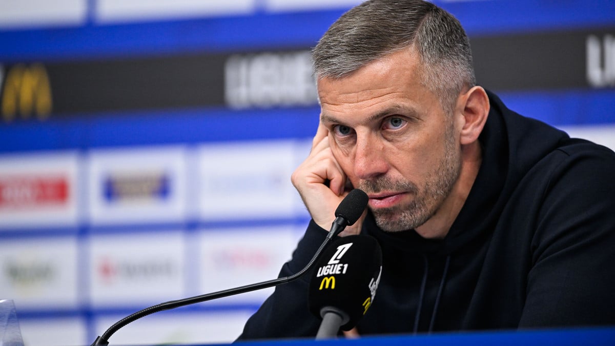 «Il doit aller en prison» : Le craquage de l’entraîneur de Strasbourg en plein match !