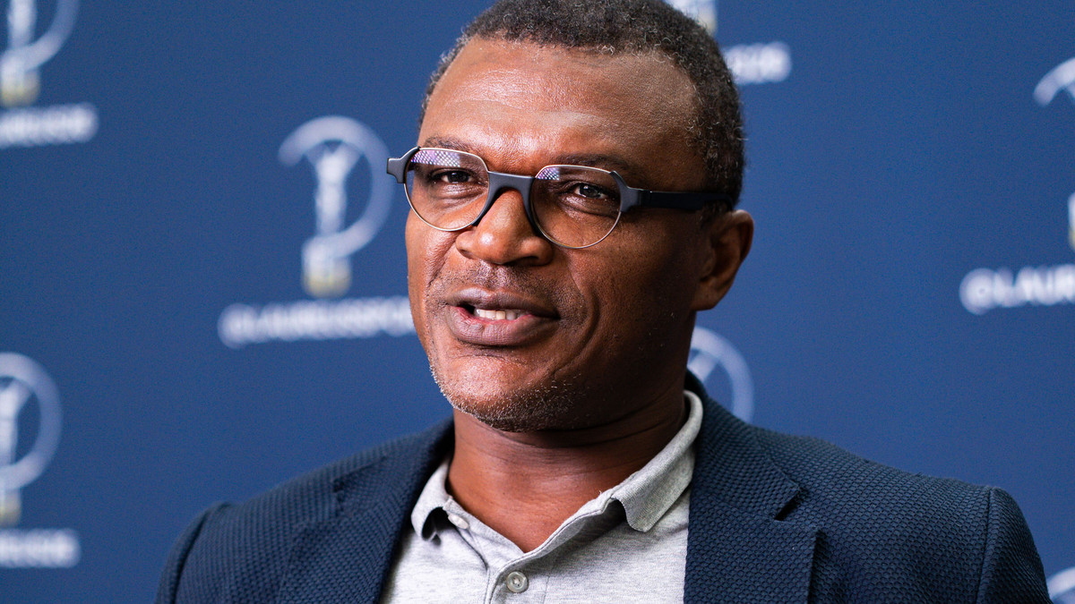 Marcel Desailly retourne sa veste et présente ses excuses à un joueur ...