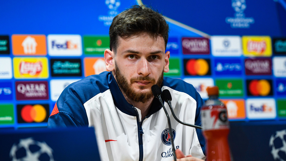 Du PSG à Arsenal : Le père de Kvaratskhelia vend déjà la mèche pour son transfert !