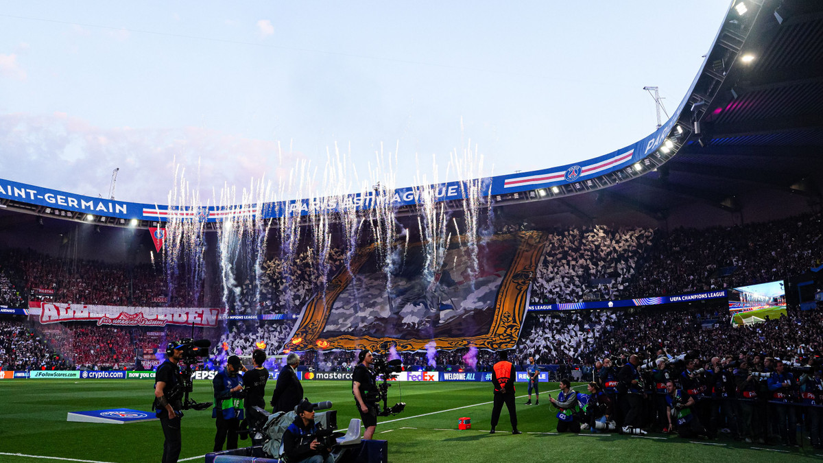 PSG-Bayern : Scène insolite au Parc des Princes, un ramasseur de balle refuse de rendre le ballon !