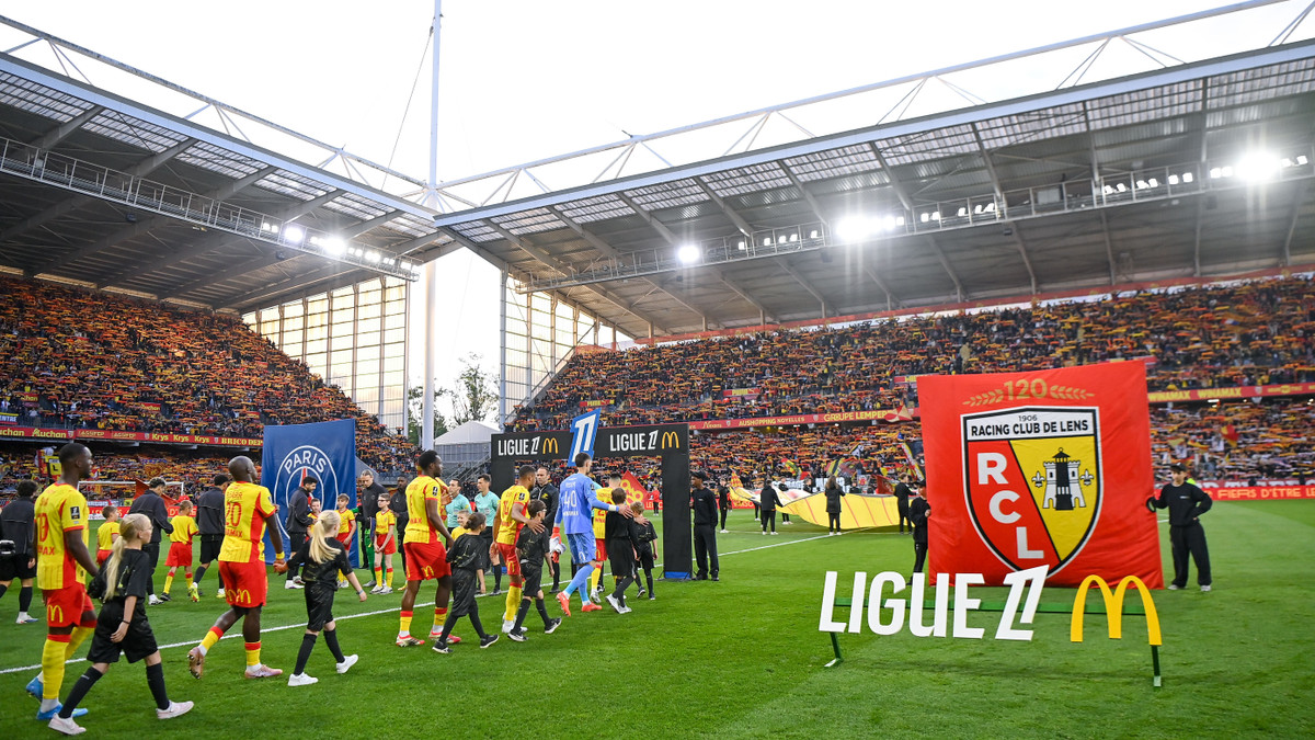 Après la défaite contre le PSG, un joueur du RC Lens confirme son départ et fait ses adieux !