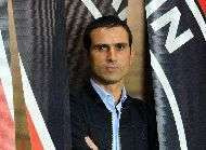 Pauleta decoupe les jeans larges