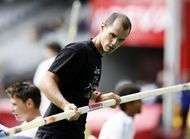 Romain Mesnil plait aux gays