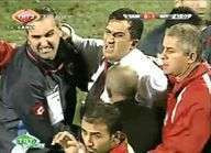 Un coach turc poignarde en plein match
