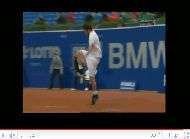 Il brise sa raquette sur son genou