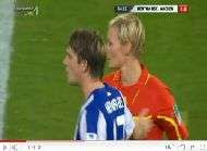 Un joueur touche le sein dune arbitre