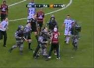 Le striker qui voulait se farcir l’arbitre