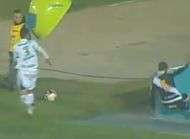 Il fait du toboggan en plein match