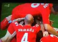 Le petit doigt bien place de Maxi Rodriguez