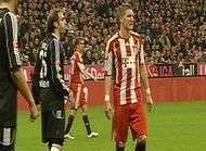 Schweini se fait cracher dessus