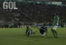 Sur le cul Parra marque un but