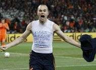 Les supporters de lEspanyol ovationnent Iniesta