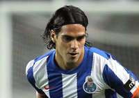 Avec Falcao Wenger met deja la pression sur Chamakh