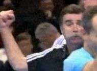 Le moustachu du hand est un psychopathe