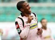 Abel Hernandez braque un calibre dans la bouche