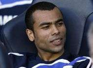 Ashley Cole tire sur un fan