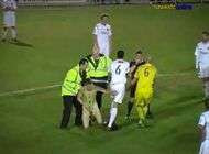 Il plaque un streaker et prend un rouge