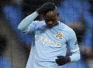 Balotelli joue aux flechettes avec des photos de joueur