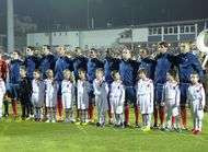 Les Bleus sessayent a la musique