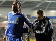 Un supporter sembrouille avec Didier Drogba
