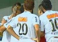 Neymar prend un masque un rouge et voit rouge