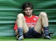 Juninho met un vent a Roberto Carlos