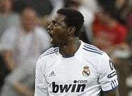 Adebayor insulte Ton pere lave des elephants