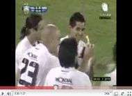 Il marque et sort une bougie