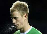 Joe Hart signe un autographe a un nourrisson