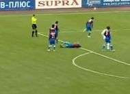 Roberto Carlos met un joueur KO sur coup franc