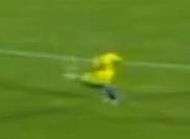 Roberto Carlos signe un autographe en plein match