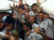 Catane fout le bordel dans un avion