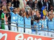 City presente son trophee lors dun defile de mode