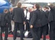 Bourre il chute au pied de lavion