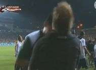 Jesus Corona crucifie le nez de Sergio Martin