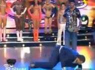 Ronaldinho ridiculise un journaliste