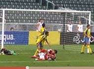 Il tacle son coequipier en pleine tete