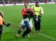 Beckham sen prend a un enfant