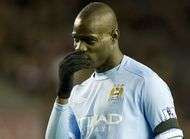 Balotelli balance des bombes a eau