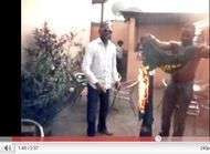 Ils brulent le maillot de Samuel Etoo