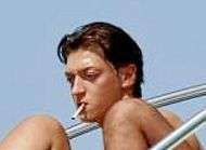 Ozil grille avec une clope au bec